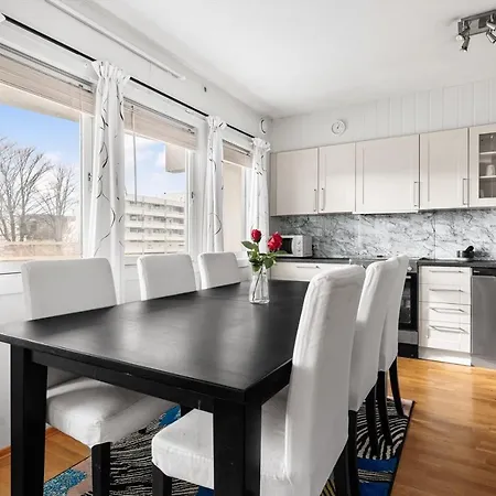 2 Bedroom Spacious Family Friendly Easy Access To Bus, Shops Apartment *