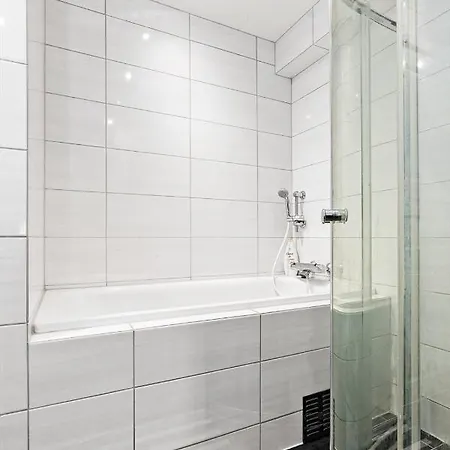 Apartment 2 Bedroom Spacious Family Friendly Easy Access To Bus, Shops