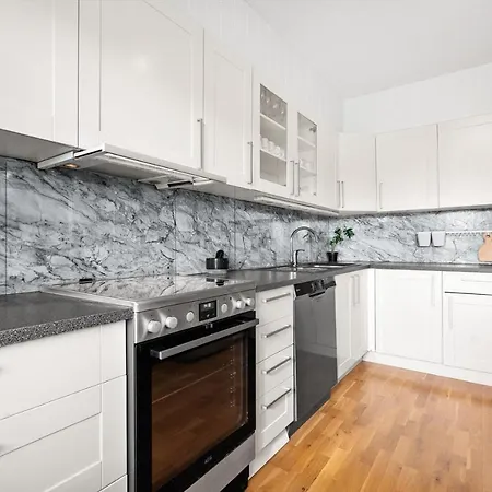 2 Bedroom Spacious Family Friendly Easy Access To Bus, Shops Leilighet